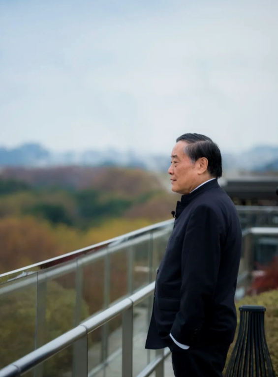 千汇网 曝宗庆后三房别墅管家：长相普通身材壮实，被曝出国孩子给二房！